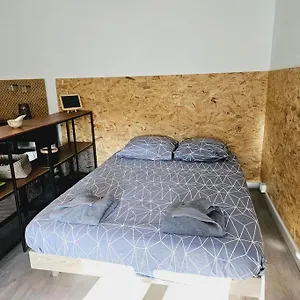 charmant-studio-avec-balcon.hotels-rhonealpes.com/